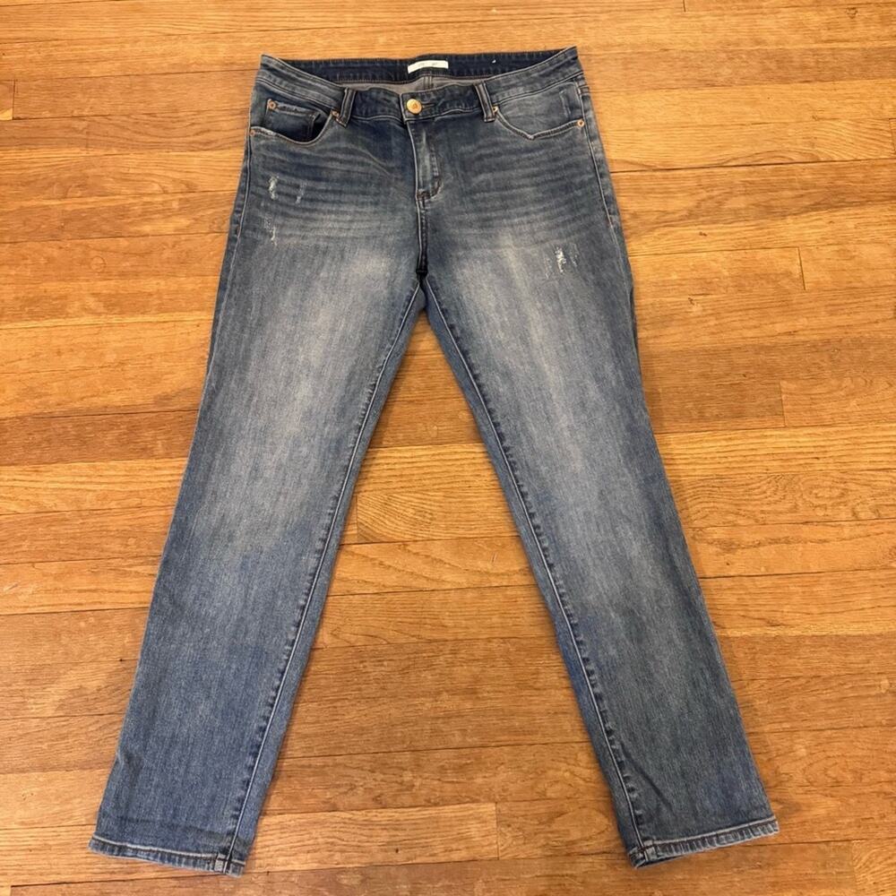 STS Blue medium wash straight leg with slight taper distressed jeans sz 32
 b76